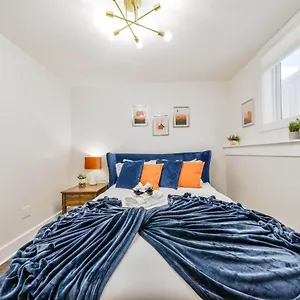 Tropical Oasis - King Beds - Free Netflix & Parking - Fast Wi-fi Edmonton